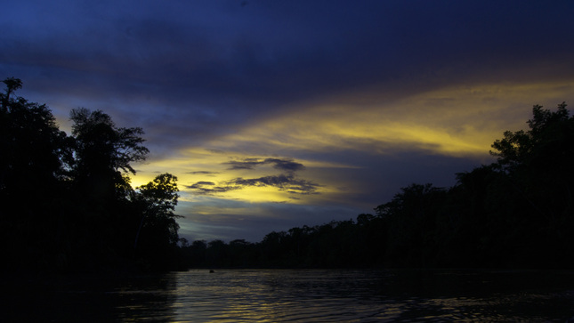 Atardecer en el río Tambo, en la Reserva de Biósfera Avireru Avrem, en Perú. Crédito: © SERNANP