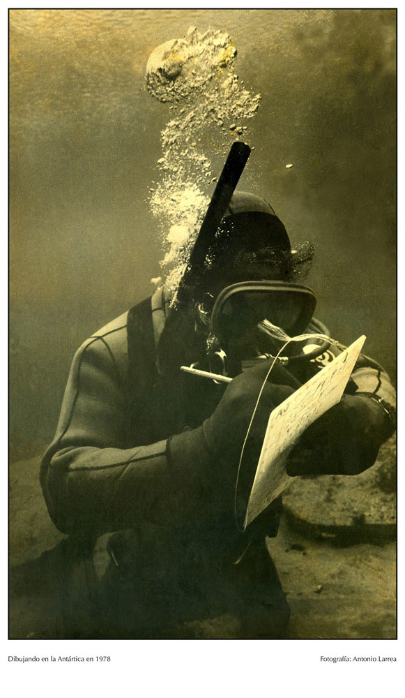 En la Antártica, en 1978. Para dibujar bocetos debajo del agua, Andrés usaba una tablilla blanca de acrílico, le pasaba una lija y luego dibujaba con lápiz de mina.