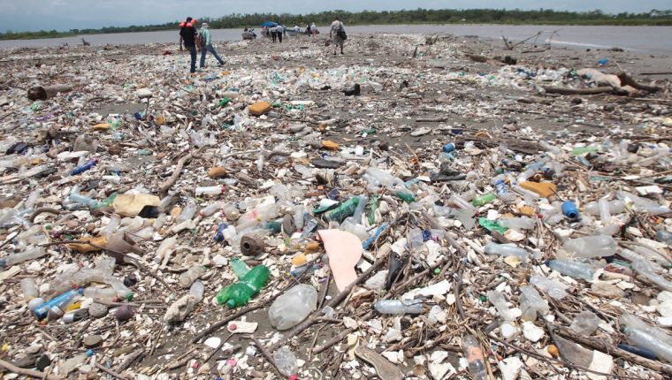 Desechos en el río Motagua. Crédito: © Prensa Libre