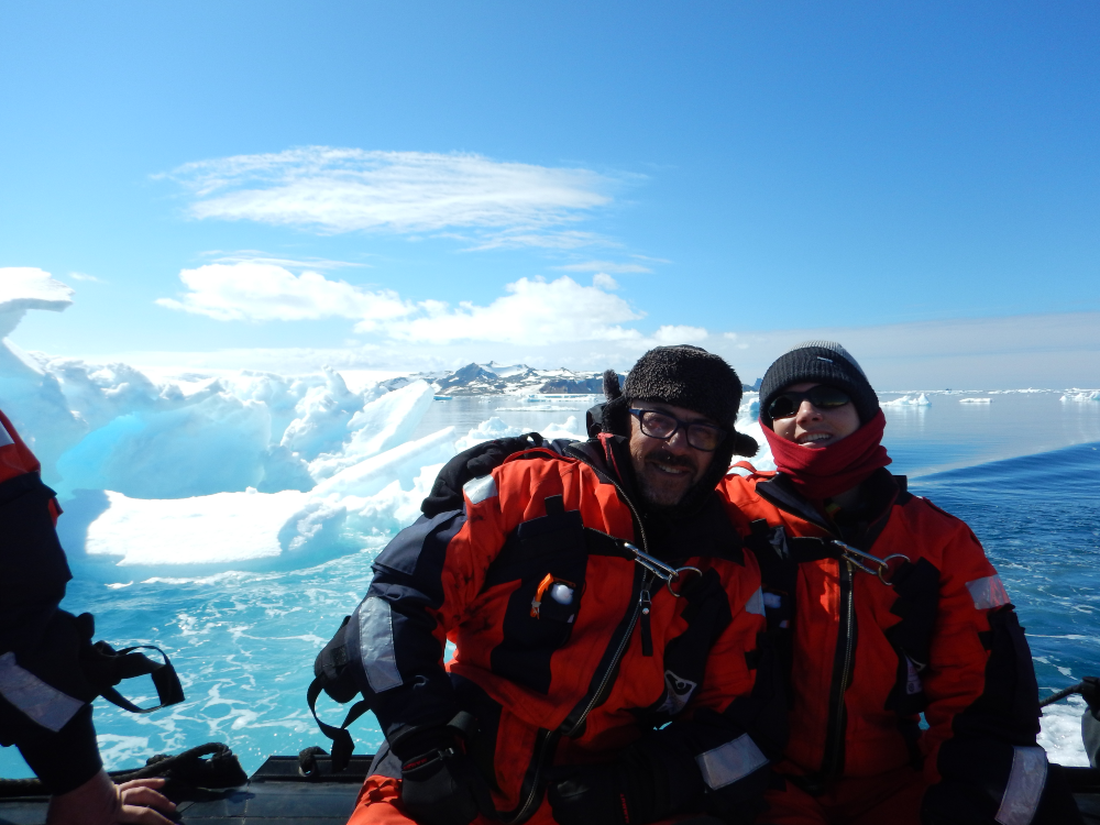 Elie Poulin e investigador en la Antártica. Crédito: Cortesía.