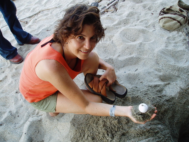Julia en el Parque Nacional Natural Tayrona, mostrando los nidos de tortugas, que están bajo protección. Tayrona fue uno de los lugares donde debió hacer frente a la presión inmobiliaria. Gentileza Julia Mirada