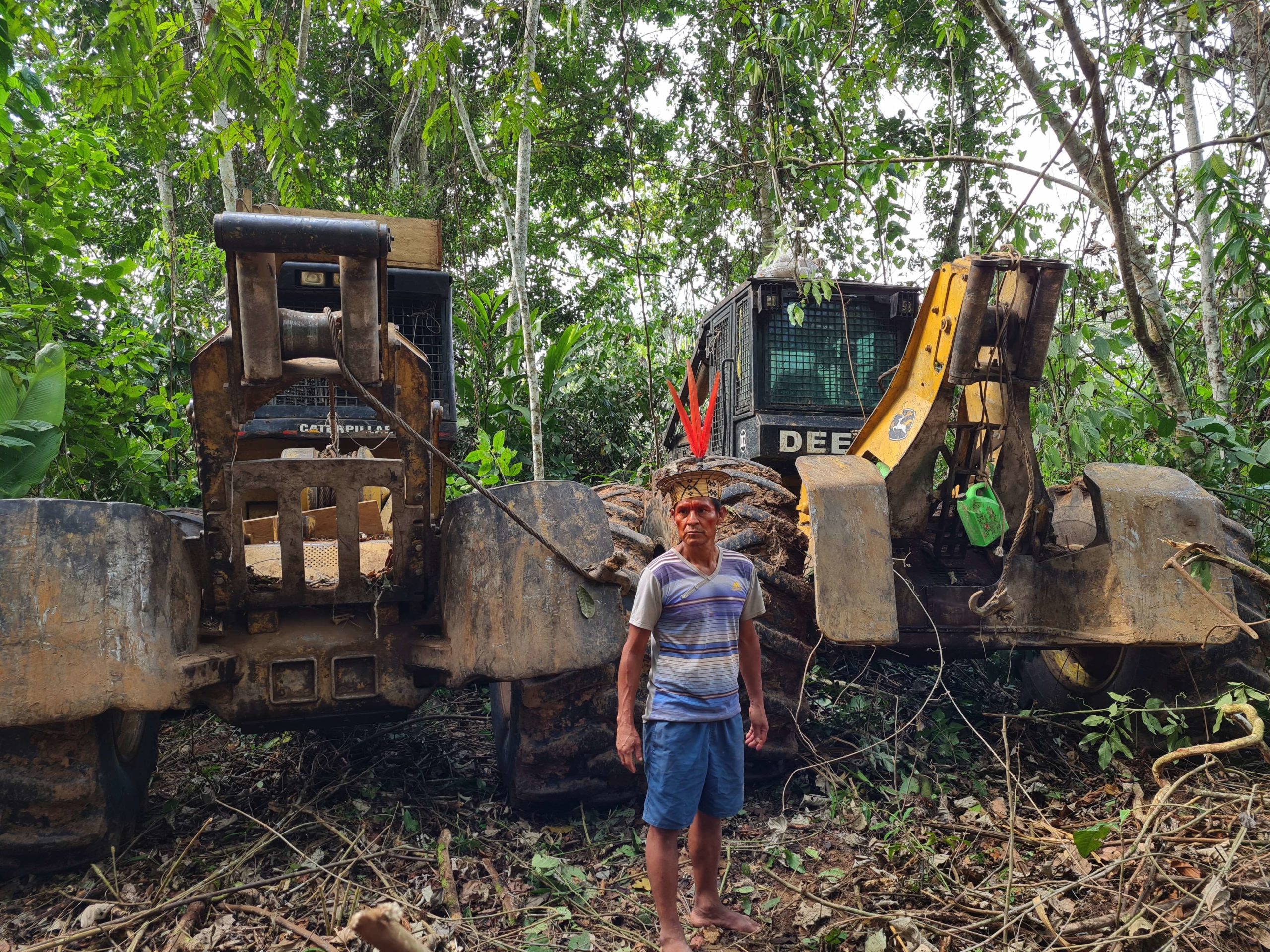 Dirigentes de Sawawo encontraron maquinaria pesada en su comunidad como evidencia de la tala ilegal para apertura de la carretera. Crédito: Cortesía Upper Amazon Conservancy.