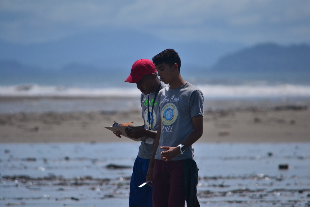 Jovenes recorriendo la costa por taller ©Cientificos de la Basura