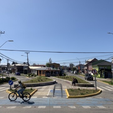 Una esponja en Barrios Bajos: implementando infraestructura híbrida en Valdivia, Chile