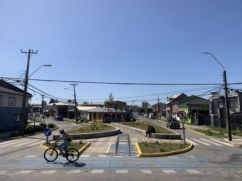 Una esponja en Barrios Bajos: implementando infraestructura híbrida en Valdivia, Chile