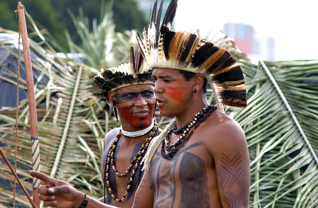 Hombres del pueblo pataxó, cuya lengua ha sido revivida en los últimos años. Imagen de Valter Campanato/ABr.