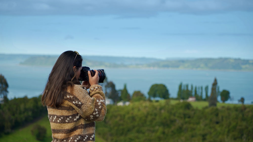 Tomando fotos del paisaje en Chiloé ©Sernatur Los Lagos