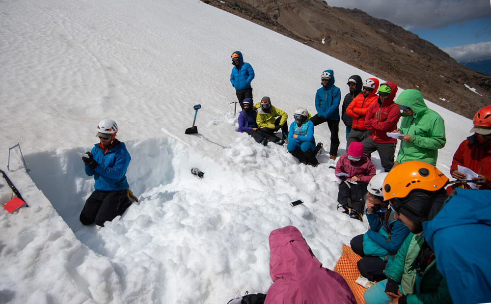 Formación de guías de montaña bajo la certificación UIAGM, se espera que el proceso debería terminar el año 2023 con la primera generación para que la certificación llegue por fin a Chile. ©Asociación Nacional de Guías de Montaña