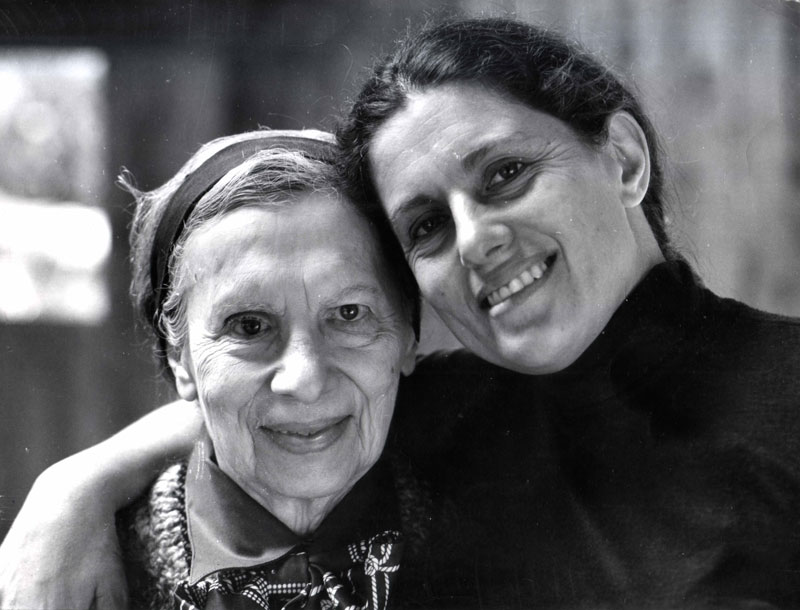 Adriana junto a su madre, la maestra Lola Hoffmann. Crédito: álbum familiar