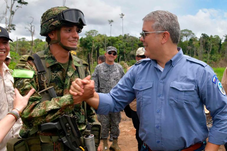 El Presidente Iván Duque saludó a los soldados que participan en la Campaña Artemisa contra la deforestación. ©Efraín Herrera – Presidencia de Colombia.