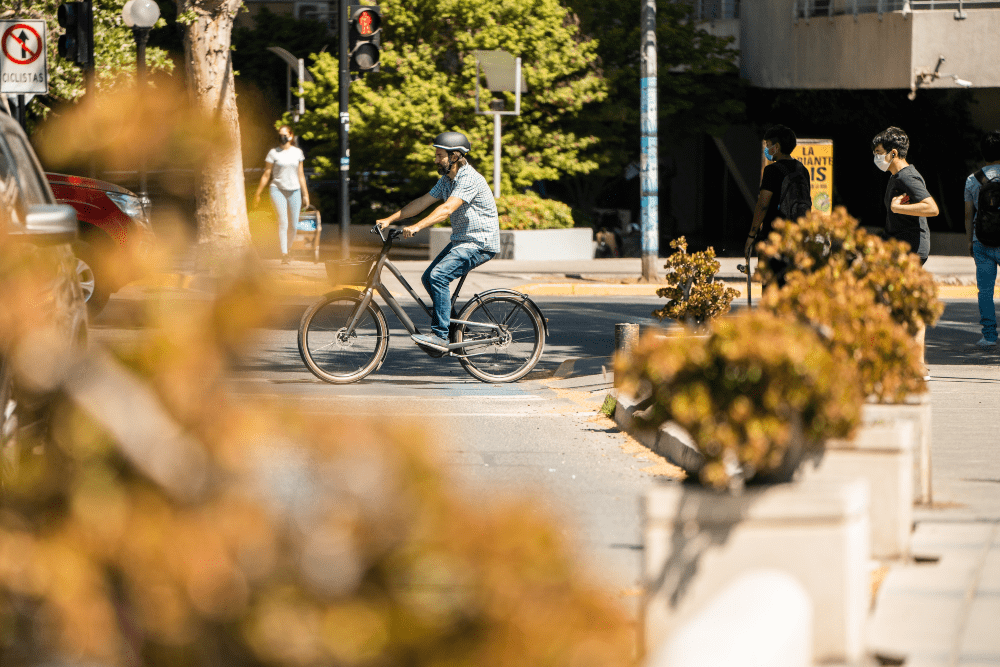 La aventura de recorrer Santiago en una bicicleta con asistencia eléctrica: Llegar más lejos, disfrutar la ciudad y agotarse menos