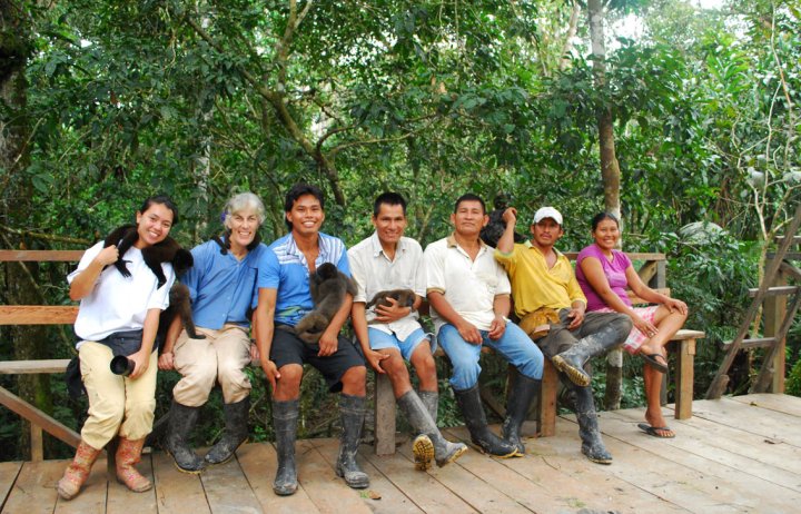 De izquierda a derecha: Angélica, Sara, Jhon, Leo, Aladino, Lucho y María, integrantes de la Fundación Maikuchiga. Foto: Fundación Maikuchiga