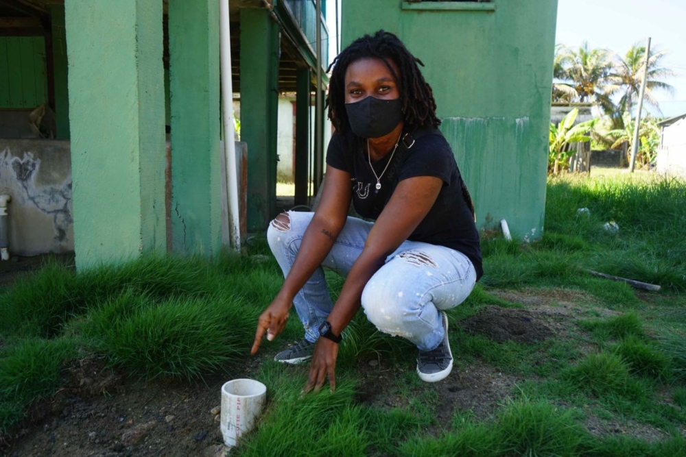 Nikita Johnson, de BICA, revisa una tubería de agua potable que se instaló en la comunidad de Pensacola. Foto: Sandra Weiss.