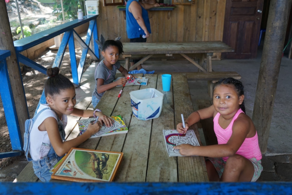 Niños estudian en las instalaciones de BICA en Sandy Bay. La organización fue pionera en educación Ambiental en la isla de Roatán; el trabajo pedagógico sigue siendo un pilar de su agenda. Foto: Sandra Weiss.