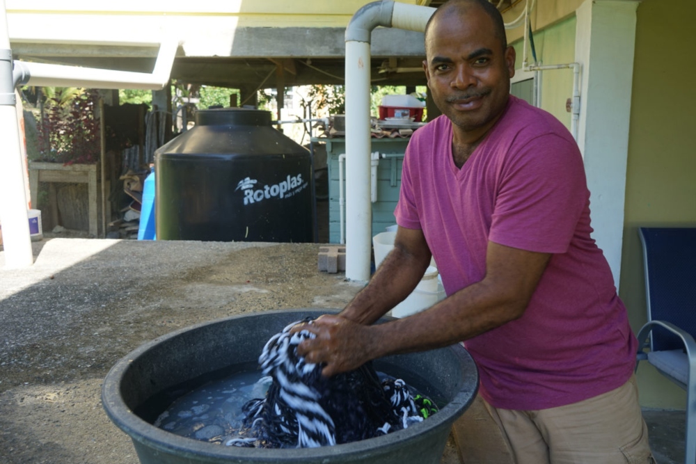 Hansen Rivers, de la comunidad de Pensacola mejoró su acceso al agua potable, gracias a la gestión comunitaria implementada por BICA. Foto: Sandra Weiss.