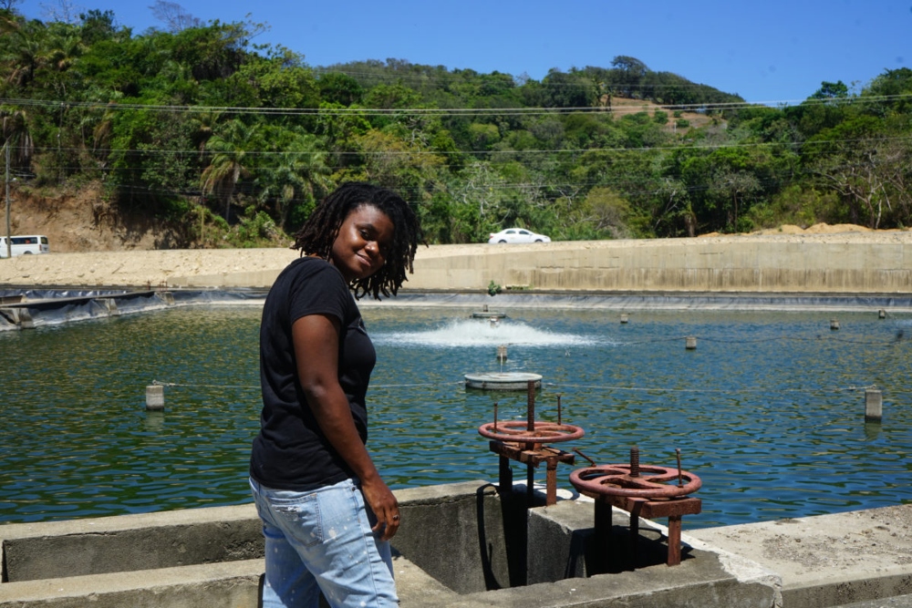 Nikita Johnson, de BICA, en la planta de tratamiento de aguas negras en Coxen Hole, la capital de la Isla de Roatán. Foto: Sandra Weiss.
