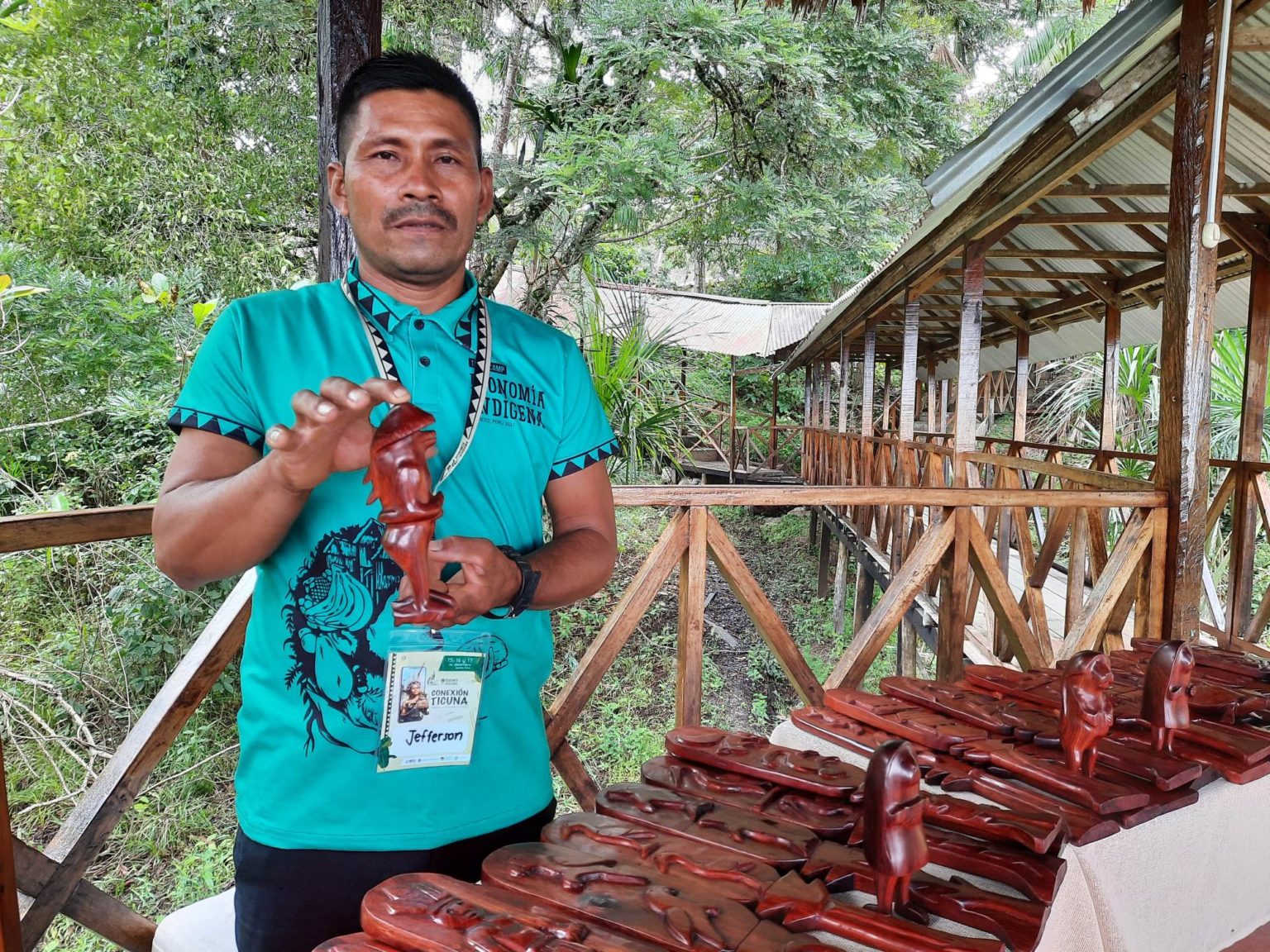 Efferson Arimuya muestra el trabajo que realiza con la madera llamada palo sangre. ©Yvette Sierra Praeli