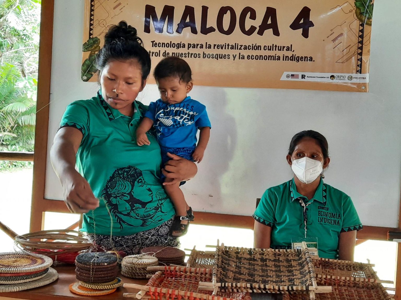 Mujeres del pueblo tikuna explican como elaboran diversos objetos con chambira. ©Yvette Sierra Praeli