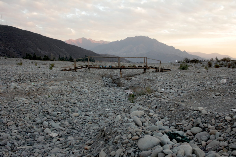 Hace años que el cauce del río Putaendo, en Chile, no trae agua y se ha transformado en un basural. Foto: Michelle Carrere