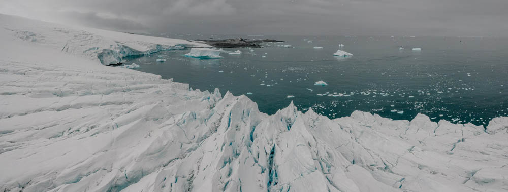 Fotografía ortomosaica de los glaciares de la isla Joinville y Tay Head, una península en la distancia, hogar de una colonia de pingüinos Adelia. Antártida, 2 de febrero de 2022.