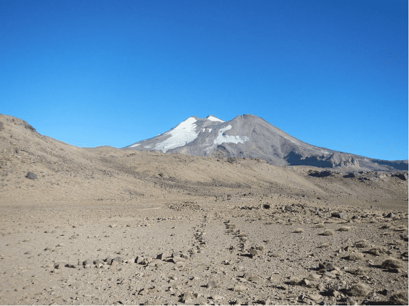 Camino de acceso al sitio LD-S25. Volcán Maipo al fondo, expedición arqueológica Víctor Durán ©Víctor Durán