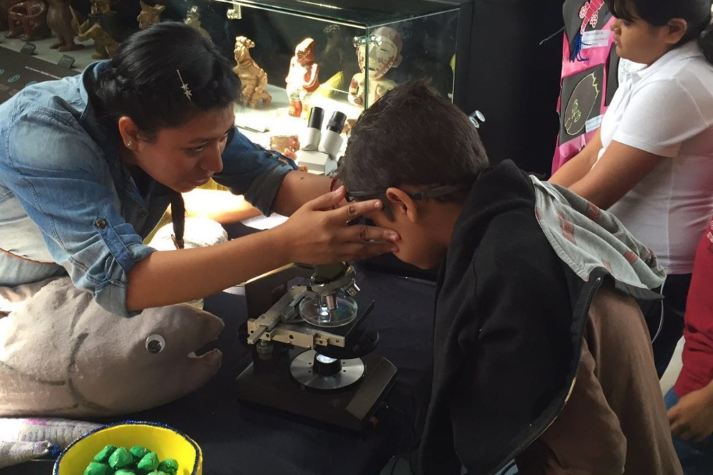 Los científicos compartieron con los niños cómo realizan su trabajo. Foto: Cortesía O. Domínguez.