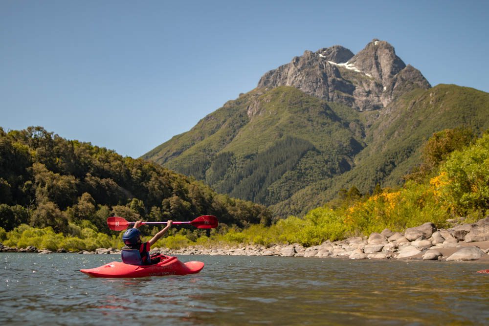 Rompiendo los paradigmas del aprendizaje: escuelas de kayak para niños y niñas se toman ríos del sur de Chile