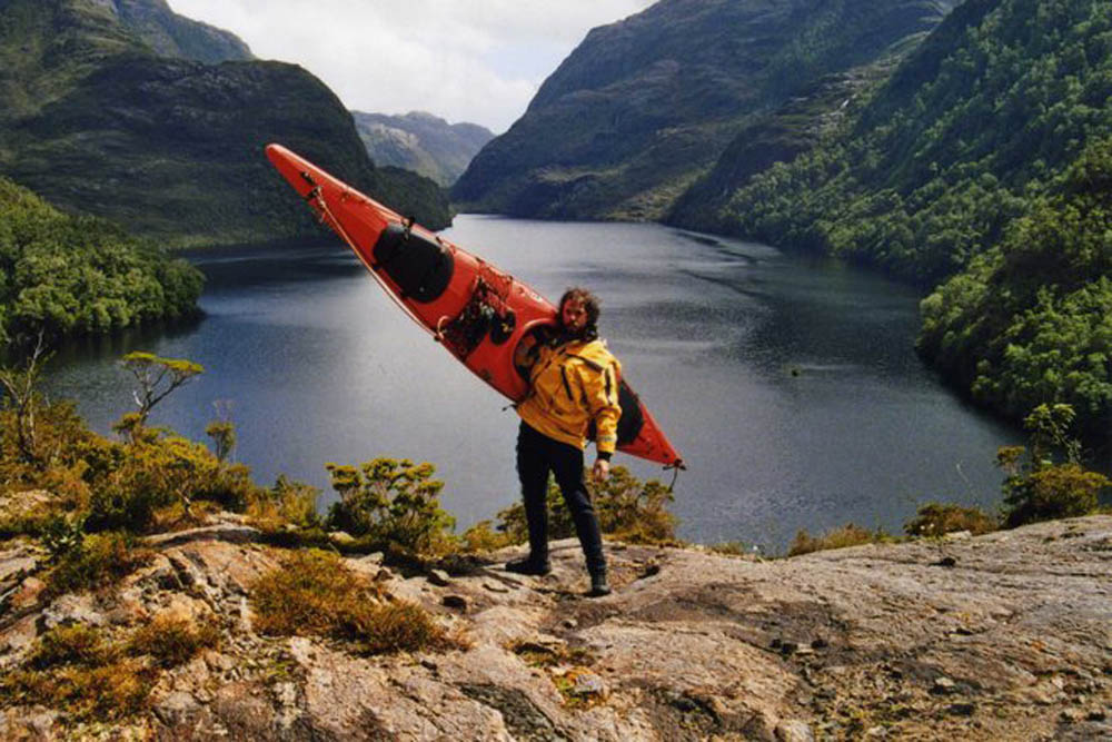 Cristián Donoso en búsqueda de la Wager con su kayak