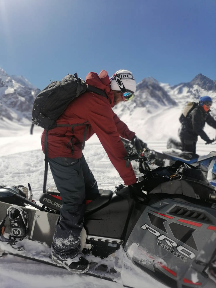 CW en moto de nieve ©Revista Andes Mágicos