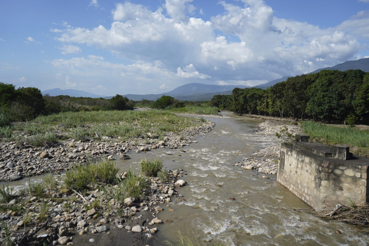Panorámica del río Táchira a la altura del puente internacional Simón Bolívar, entre el sector de La Parada (Colombia) y la población de San Antonio (Venezuela). Foto: Cortesía Johnny Granados Peñaloza.
