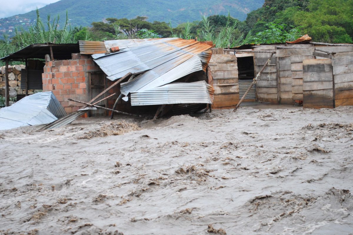 El río Táchira recupera su caudal en temporada de lluvias e inunda las viviendas construidas en sus riberas, como ocurre en La Parada, en el municipio de Villa del Rosario (Colombia). Foto: Cortesía La Opinión.