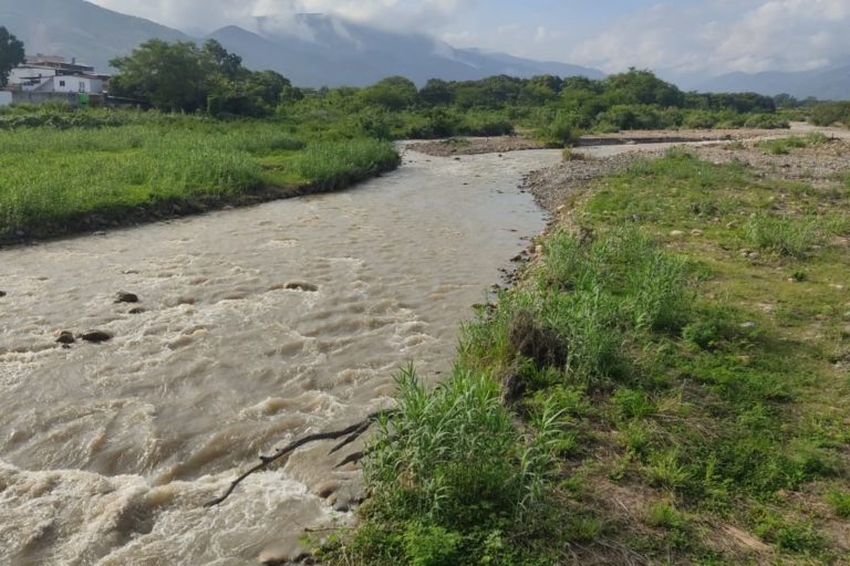 Expertos alertan que hay tramos del río Táchira en donde ya no existe fauna acuática. Foto: Jonathan Maldonado, diario La Nación.