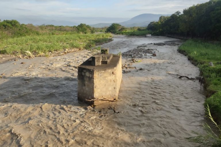 El río Táchira también se ha convertido en un depósito de aguas servidas. Foto: Jonathan Maldonado, diario La Nación.