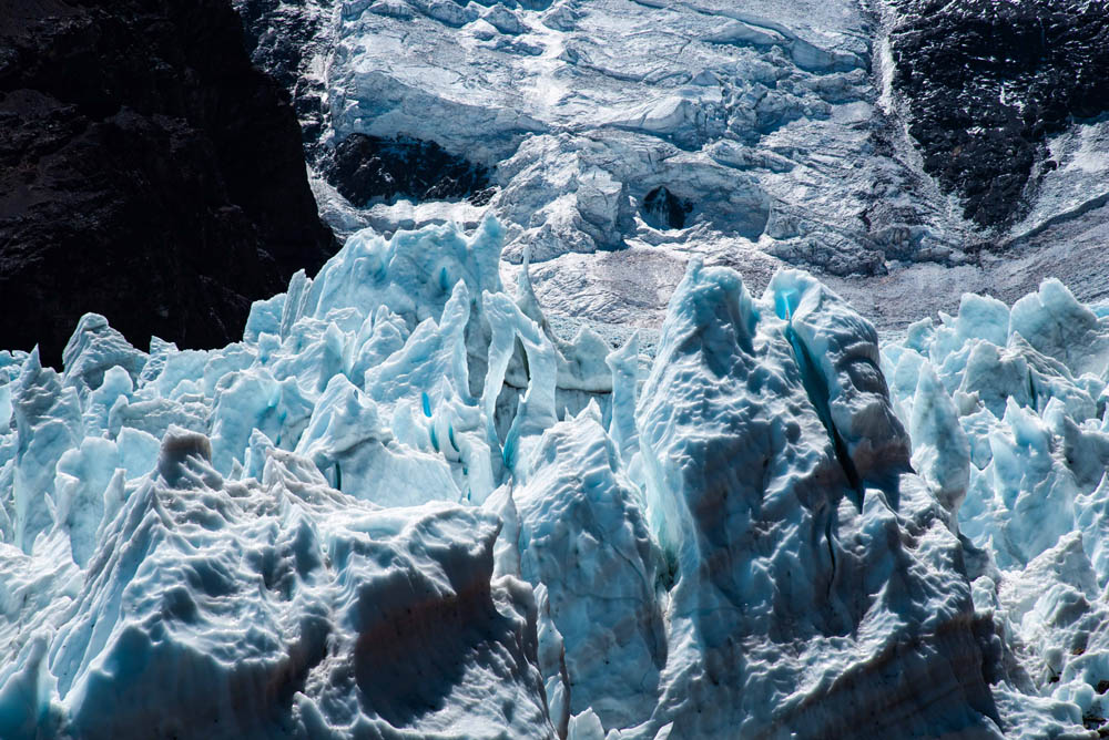 13 Penitentes Glaciar Juncal sur con la cara sur del Cerro Juncal de fondo ©David Cossio