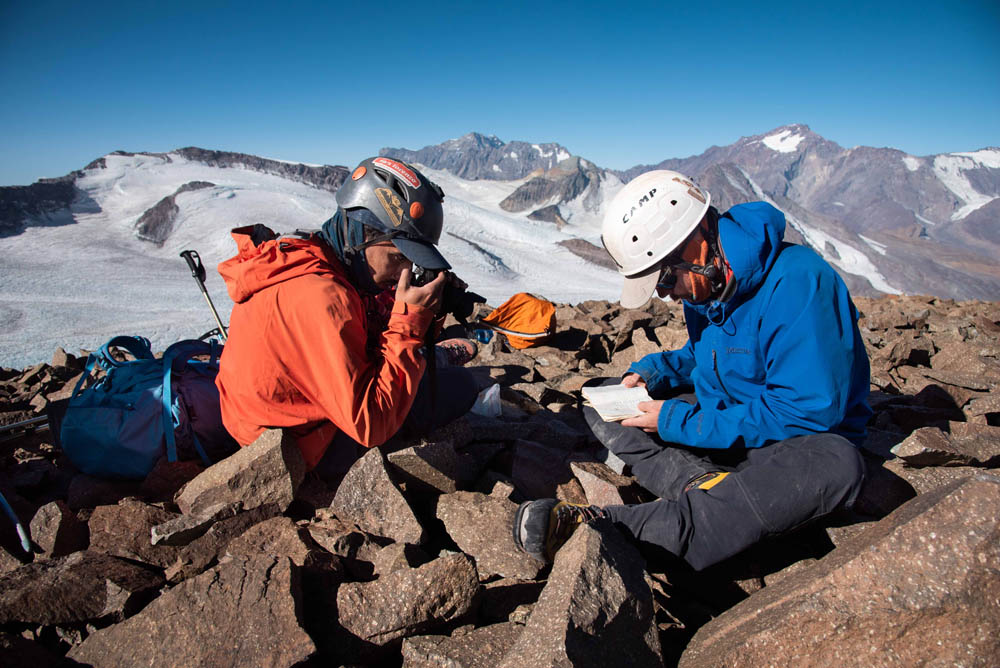 14 Damir registrando el libro de Cumbre del Cerro Barentín ©David Cossio