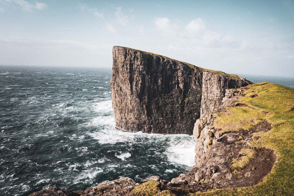 Trælanípa, o más conocido como el acantilado de los esclavos. Uno de los paisajes más sobrecogedores de Faroe. ©️Cheyre