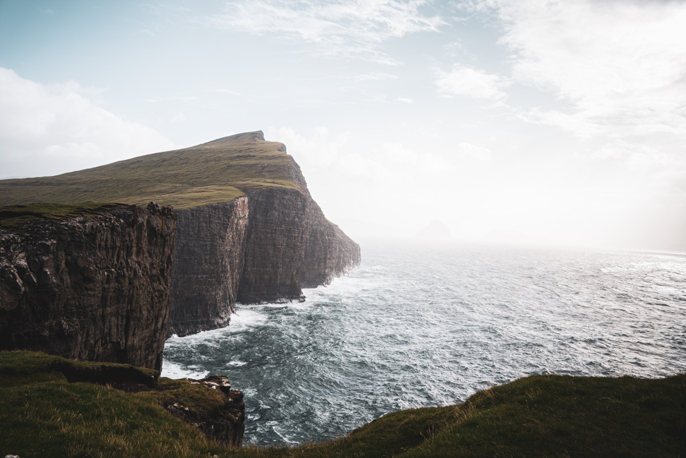 Más acantilados en el parque del lago Sørvágsvatn, ubicado en la isla Vágar, una de las más grande de Faroe. ©️Cheyre