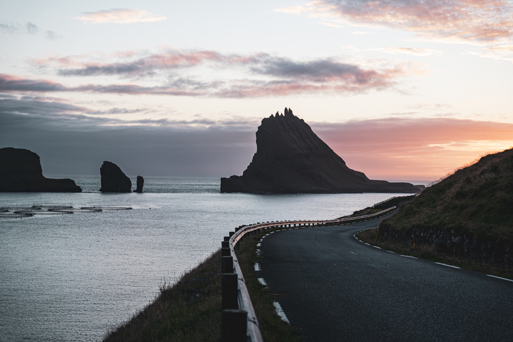 Un atardecer mágico en Islas Faroe. Tindhólmur es el islote más característico de este lugar y cuenta la leyenda que es un dragón que está durmiendo. ©️Cheyre