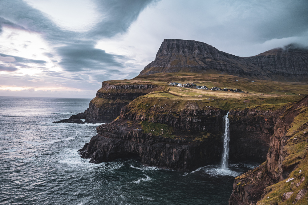 Cascada de Mulafossur, probablemente la postal más icónica de Islas Faroe. ©️Cheyre