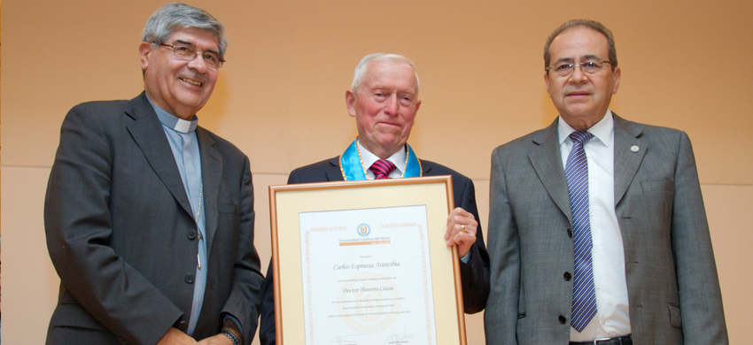 Carlos Espinosa recibiendo el reconocimiento Doctor Honoris Causa, en 2013. Créditos: Universidad Católica del Norte