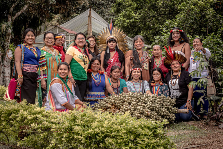 Teresita Antazú y sus compañeras en la Cumbre de Mujeres Originarias de la Cuenca Amazónica, en el municipio de Tena, Colombia. Foto: COICA