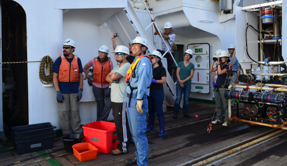 Equipo a bordo de un crucero para investigar los montes submarinos en 2019 ©ESMOI