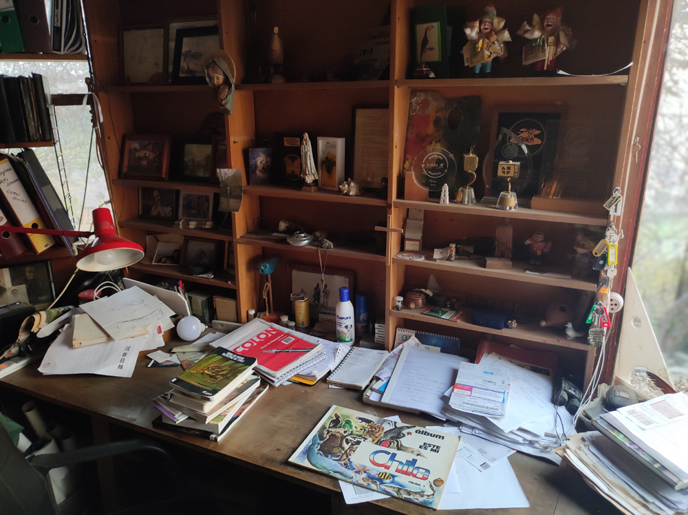 El escritorio de don Luis Peña, hoy ocupado por su sobrino Alfredo Ugarte. En la parte inferior, una de tantas ediciones especiales de la revista. ©Rodrigo Hernández Del Valle