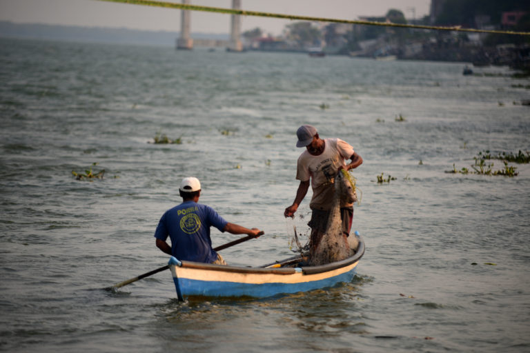 Pescadores en Sistema Laguna de Alvarado. Foto Oscar Martínez.