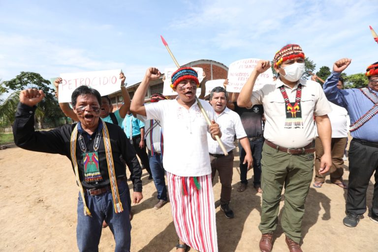 Protesta realizada en la comunidad de Yankuntich, en la región de Loreto, rechazando las intenciones de Petroperú de explotar petróleo. Fotos: Fenap – Handrez García.