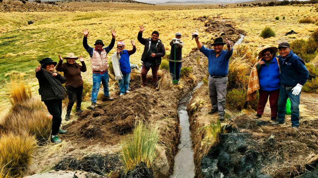Terminando canalización tradicional junto a las y los comuneros. Guallatire, Comuna de Putre, Región de Arica y Parinacota. Créditos: ©Corporación Norte Grande