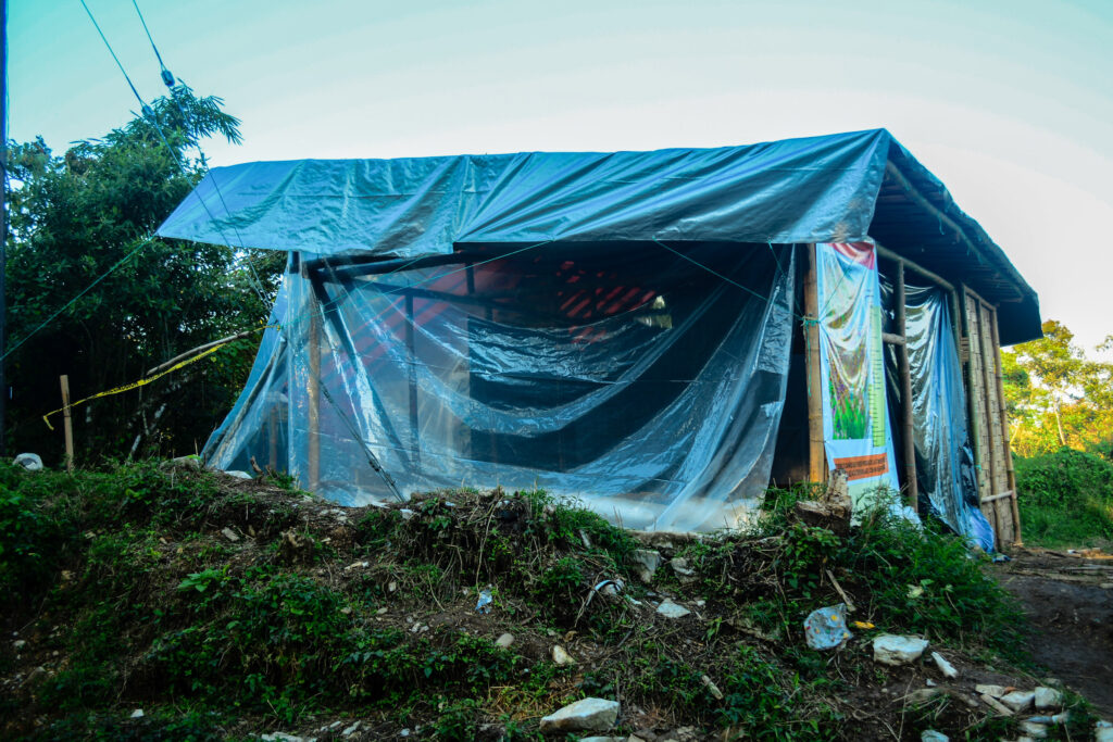 Campamento instalado por colectivos indígenas de la Sierra Norte de Puebla en la zona de proyección de la subestación eléctrica. Foto: Alma Xochitl Zamora