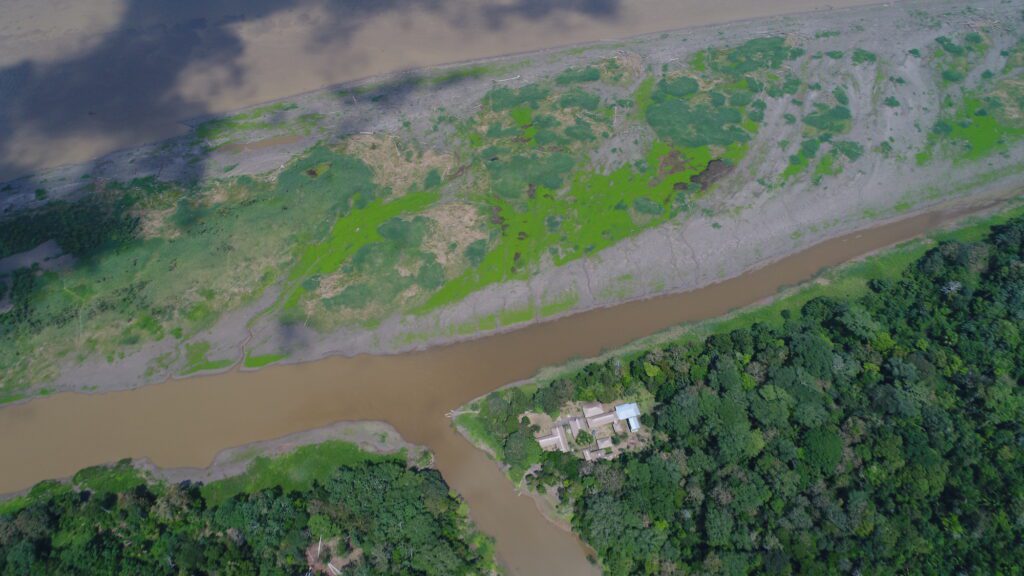 Desembocadura de la quebrada Matamata en el río Amazonas. Foto: PNN Colombia