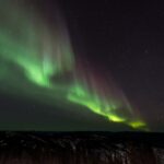 Aurora Boreal iluminando el cielo en Finlandia, foto por Forrest Cavale.