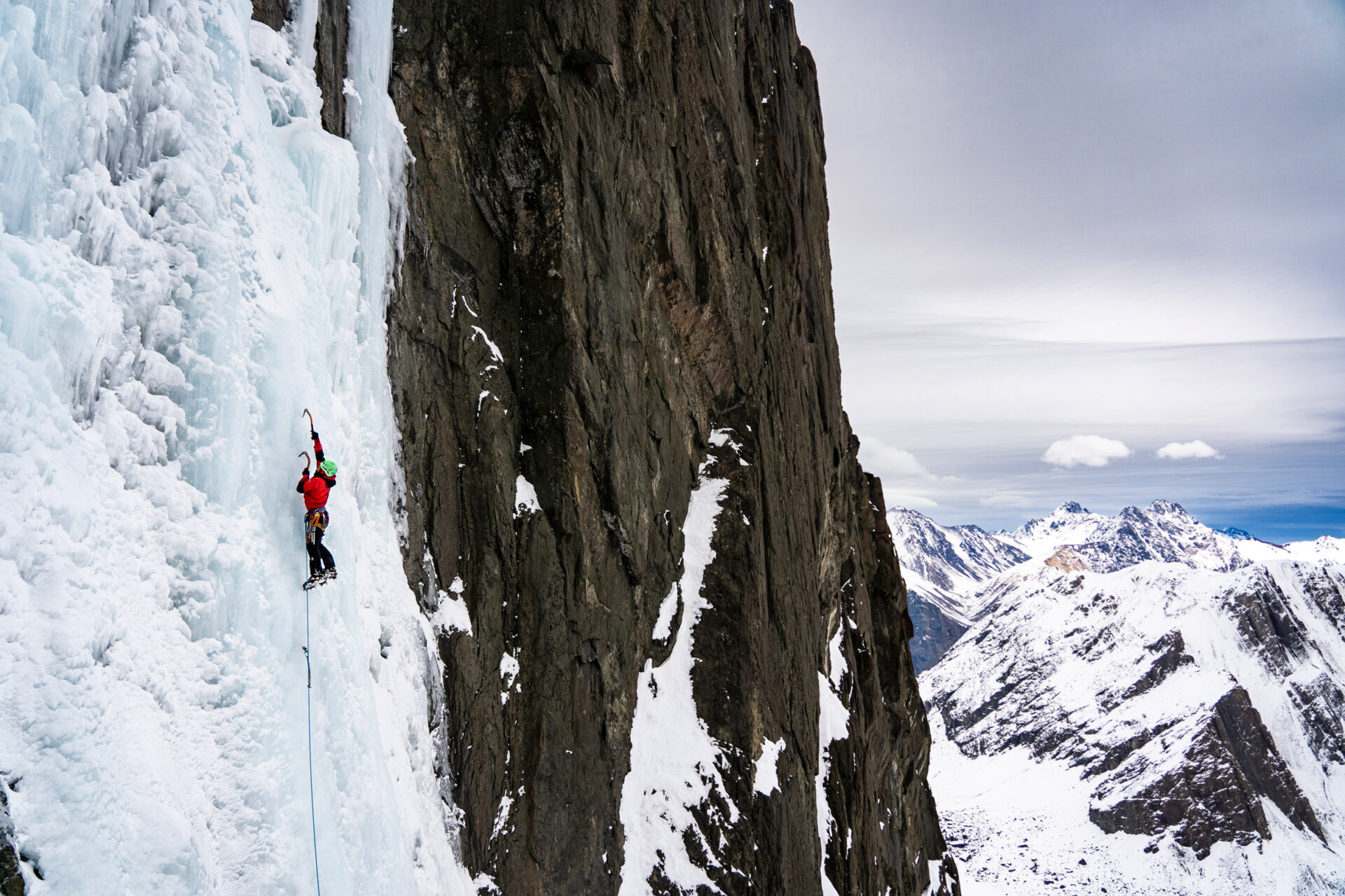 “Era como ver a un artista haciendo su arte”: la experiencia de fotografiar la escalada de una variante de clásica ruta de cascada de hielo en el Cajón del Maipo